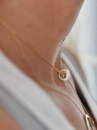 Round Delicate Pendant Necklace